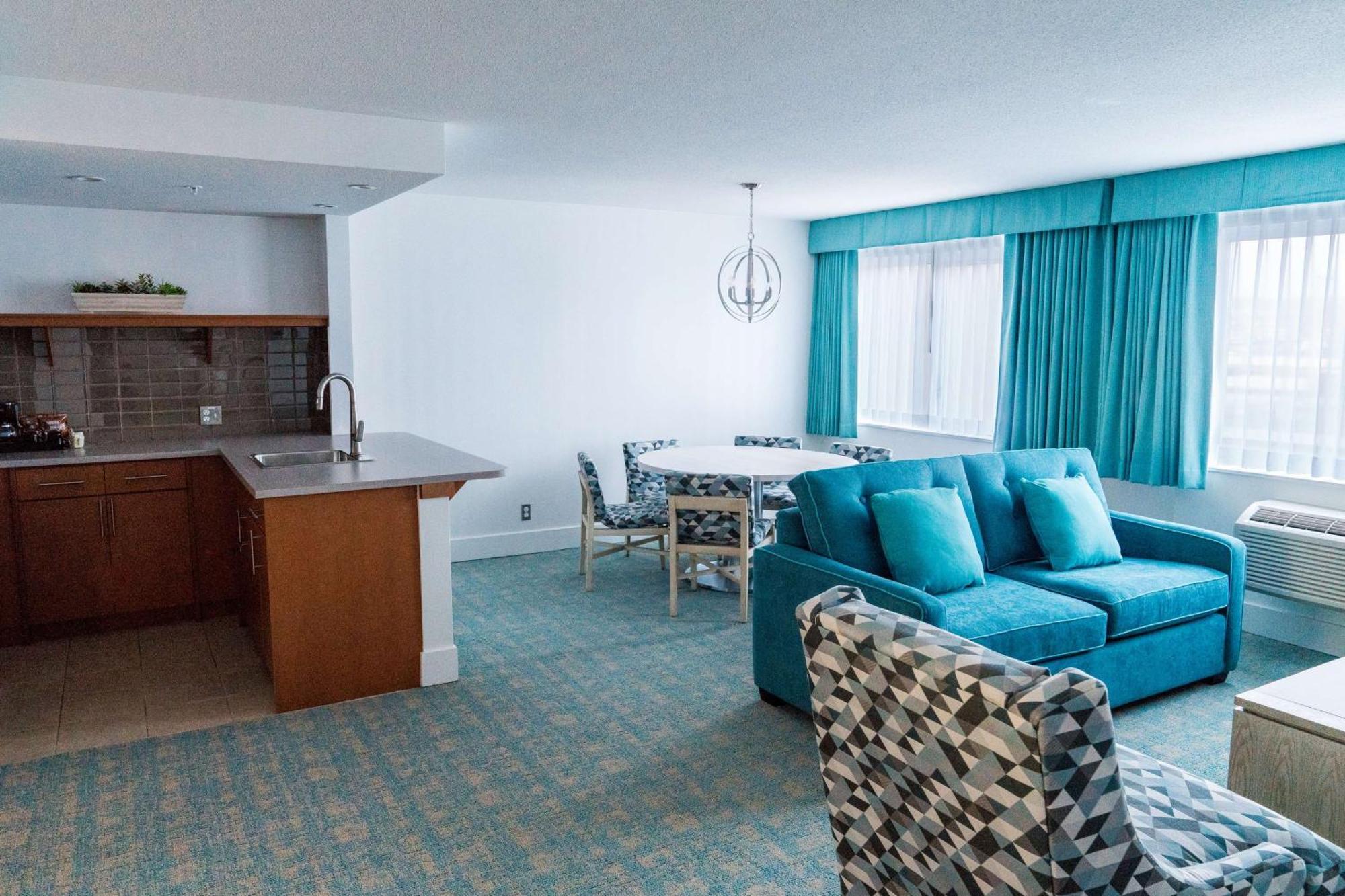 Coast Hotel & Convention Centre Лангли Екстериор снимка